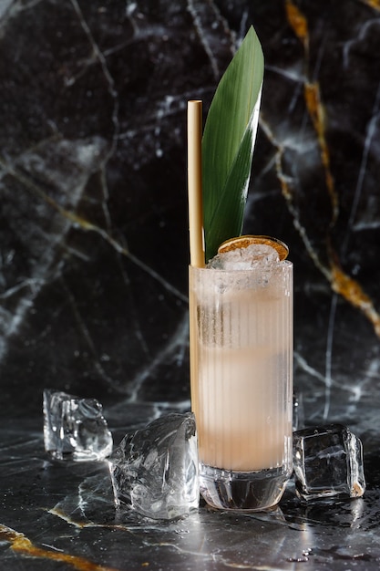 Cocktail classico Hemingway decorato con lime secco Boozy Rum Hemingway Daiquiri con lime e pompelmo isolato su sfondo nero