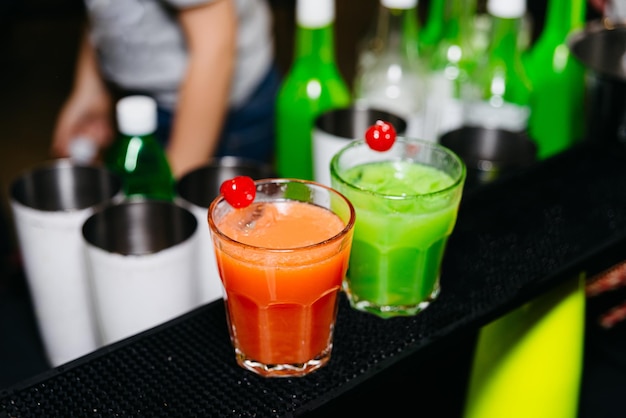 Cocktail colorati sul bancone del bar Cocktail in bicchieri Bevande da festa