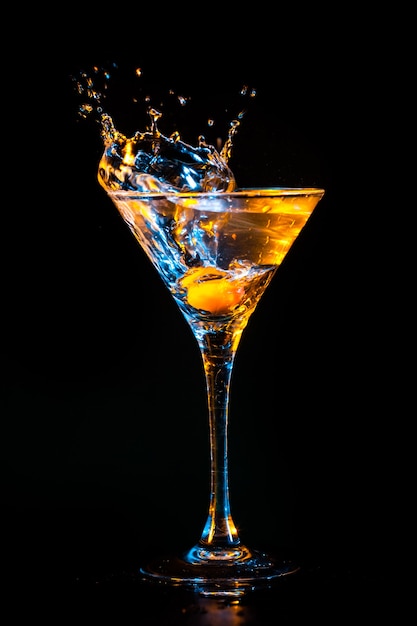 Cocktail colorato su sfondo nero