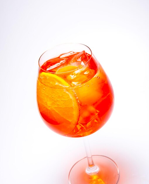 Cocktail con arancione e ghiaccio su uno sfondo bianco isolato