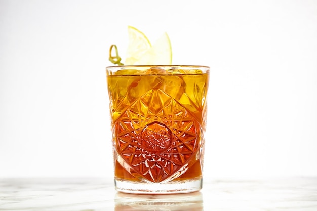Cocktail con cognac in un bicchiere di vecchia moda al bar