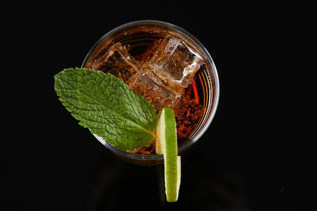 cocktail con cola e menta