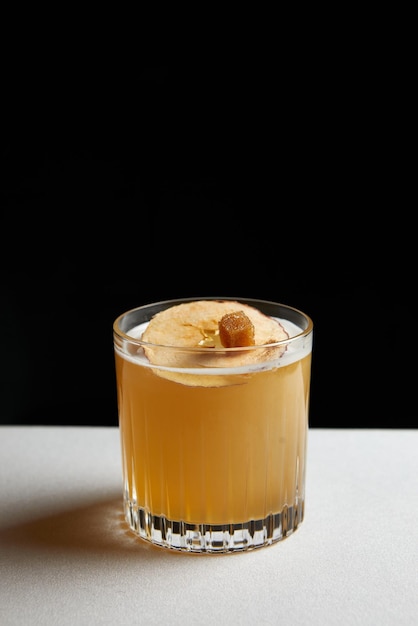 Cocktail con fetta di mela essiccata al whisky e zucchero