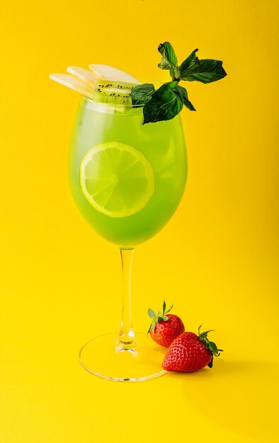 Cocktail con fragole fresche, kiwi e limoni.