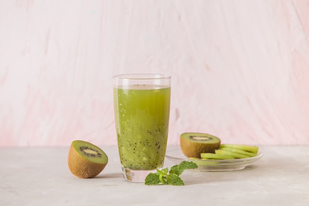 cocktail con kiwi e menta nel bicchiere