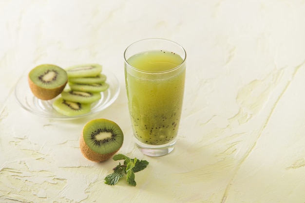 cocktail con kiwi e menta nel bicchiere