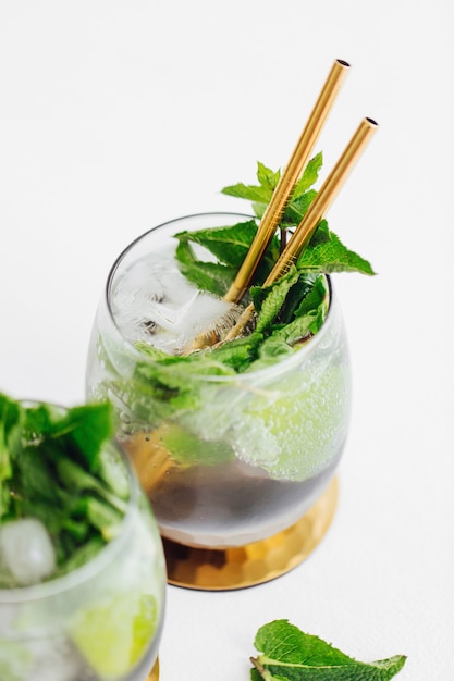 Cocktail con lime, menta e ghiaccio. Bevande estive.