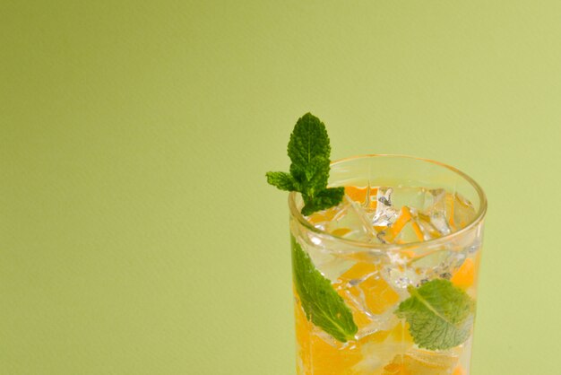 Cocktail con limone e menta