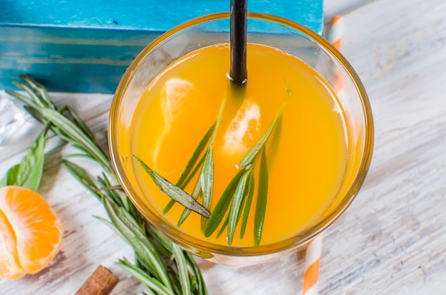 Cocktail con mandarini, succo e ghiaccio