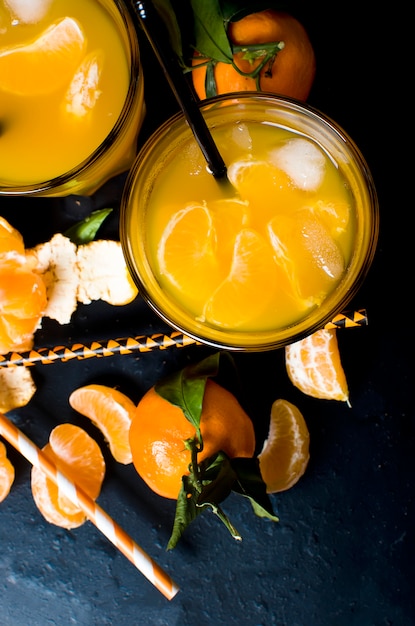 Cocktail con mandarini, succo e ghiaccio