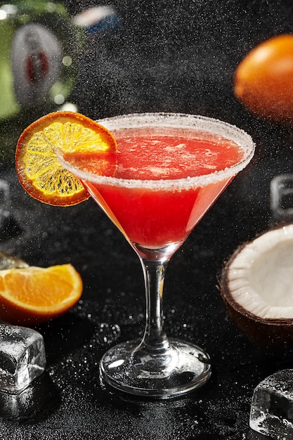 Cocktail con martini liquore al cocco succo d'arancia granatina