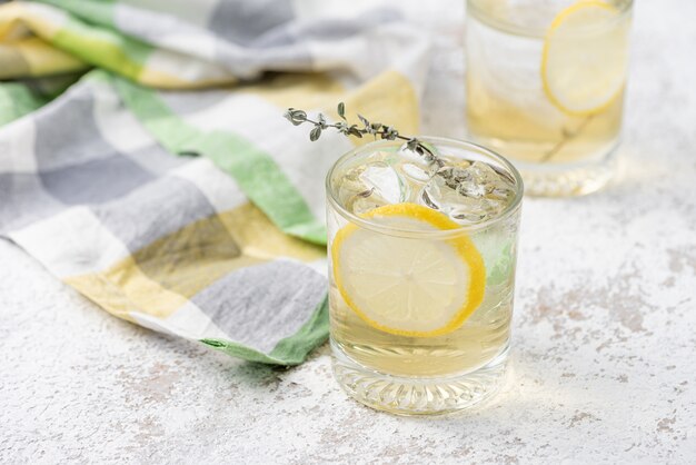 Cocktail con soda al limone