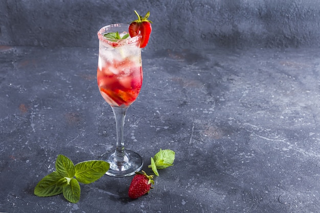 Cocktail con spumante, fragola in un bicchiere di champagne