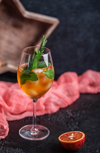 Cocktail con succo d'arancia e cubetti di ghiaccio. Bicchiere di aranciata