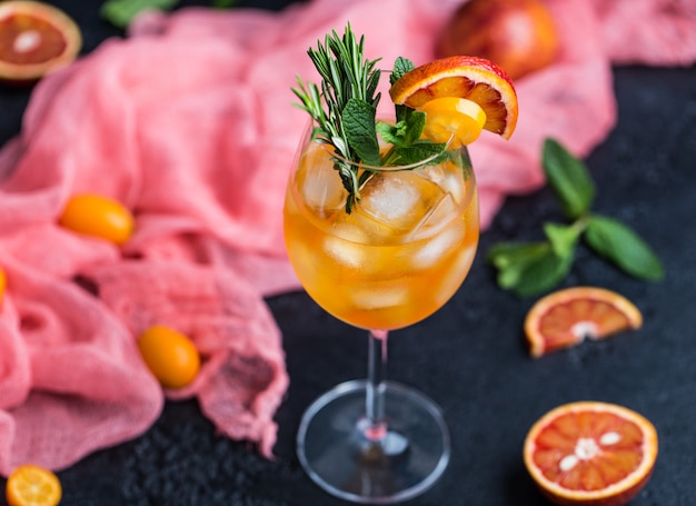 Cocktail con succo d'arancia e cubetti di ghiaccio. Bicchiere di aranciata