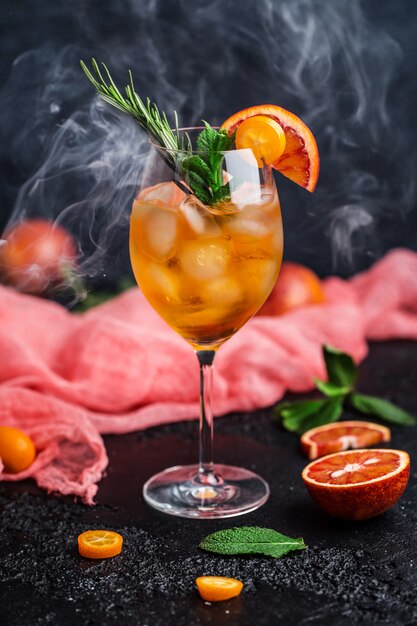 Cocktail con succo d'arancia e cubetti di ghiaccio. Bicchiere di aranciata