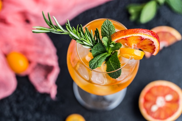 Cocktail con succo d'arancia e cubetti di ghiaccio. Bicchiere di aranciata