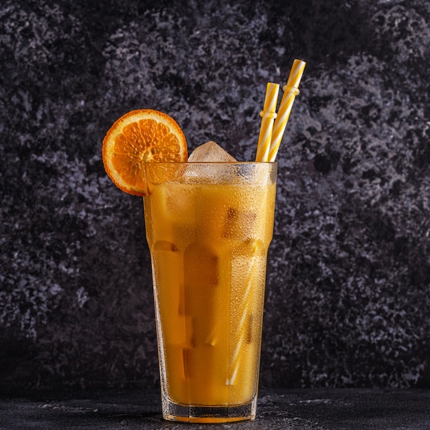 Cocktail con succo d'arancia e cubetti di ghiaccio