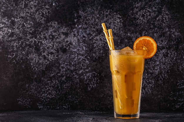 Cocktail con succo d'arancia e cubetti di ghiaccio