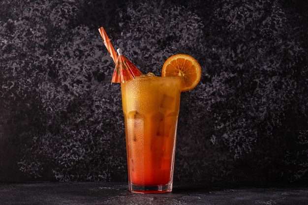 Cocktail con succo d'arancia e cubetti di ghiaccio