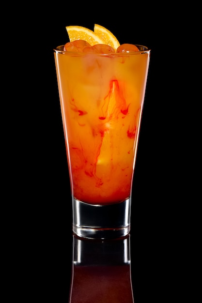 Cocktail con succo d&#39;arancia, vodke e sciroppo di fragole