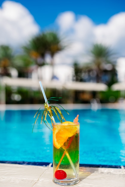 Cocktail contro il blu della piscina