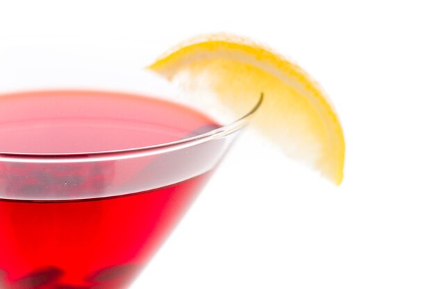 Cocktail cosmo di melograno con limone come guarnizione.