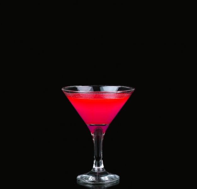 Cocktail cosmopolita in un bel colore rosso davanti a un nero