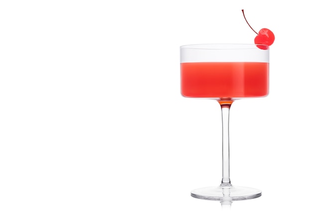 Cocktail cosmopolita in vetro cristallo moderno con ciliegia rosa su sfondo bianco. Spazio per il testo