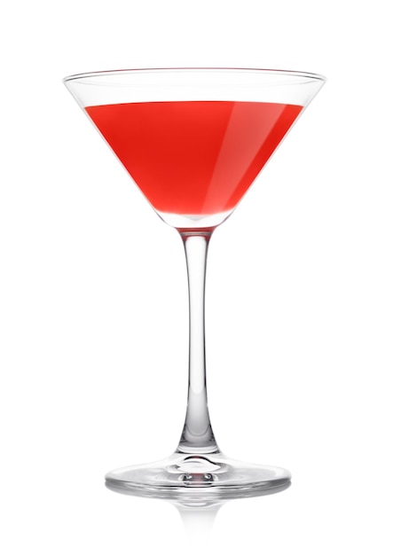 Cocktail cosmopolita nel classico bicchiere di cristallo con ciliegia rosa su fondo bianco Uno dei cocktail più apprezzati al mondo