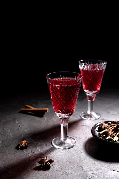 Cocktail creativo della bevanda di festa nel bicchiere di geometria oh fondo nero