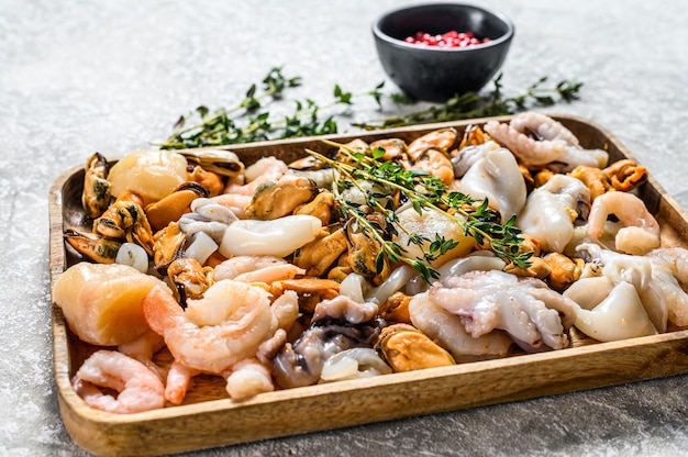 Cocktail crudo dei frutti di mare del mare in una ciotola di legno. Vista dall'alto