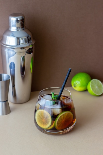 Cocktail cuba libre con calce e ghiaccio. Rum e cola Bevande alcoliche
