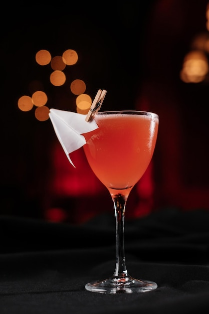 cocktail decorato con un aereo di carta