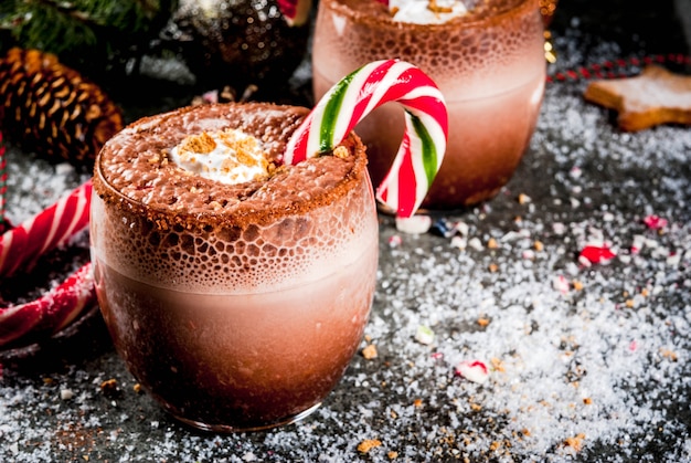 Cocktail del Polo Nord con caramelle di canna da zucchero candito, menta piperita, cioccolata calda al cacao, zenzero e latte
