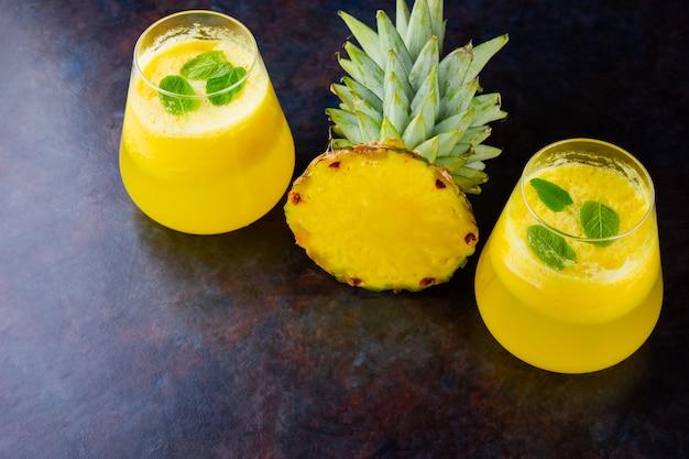 Cocktail di ananas su uno sfondo scuro