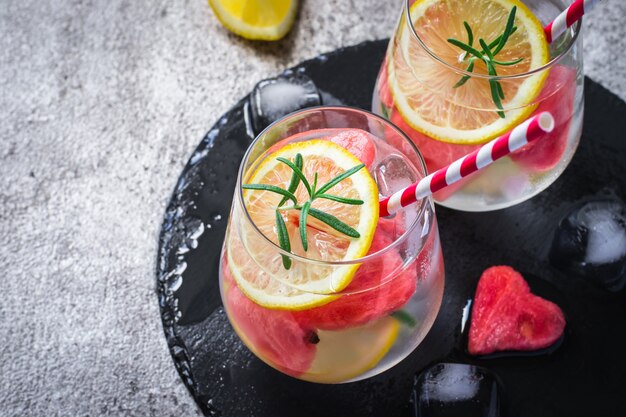 Cocktail di anguria al limone con pezzi di anguria a forma di cuore. Concetto di San Valentino.