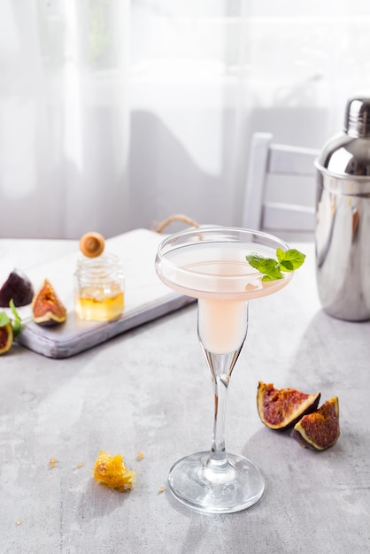 Cocktail di Bellini con pesca e fichi