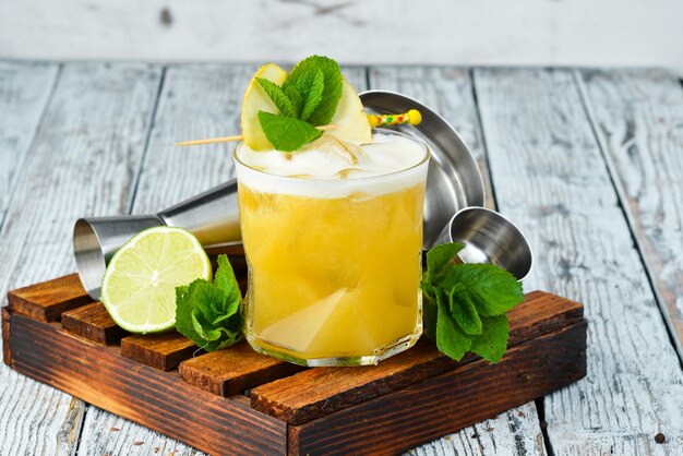 Cocktail di bevanda tropicale gialla in un bicchiere Rum al limone al frutto della passione
