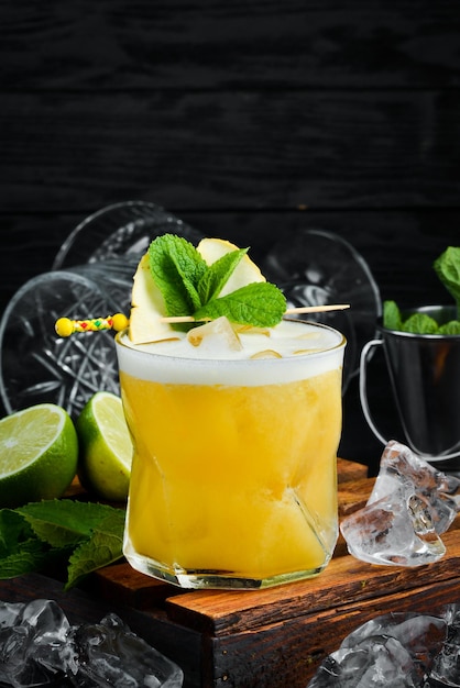 Cocktail di bevanda tropicale gialla in un bicchiere Rum al limone al frutto della passione