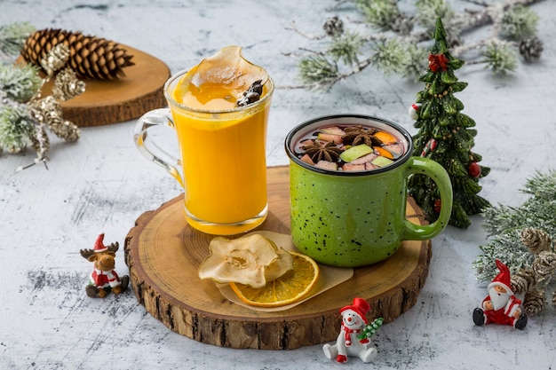 Cocktail di bevande calde per le vacanze di Capodanno, Natale, inverno o autunno.Toddy. Piatto di legno