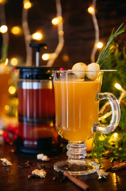 Cocktail di bevande calde per le vacanze di Capodanno, Natale, inverno o autunno. Toddy. Sidro di pera vin brulé o tè speziato o grog