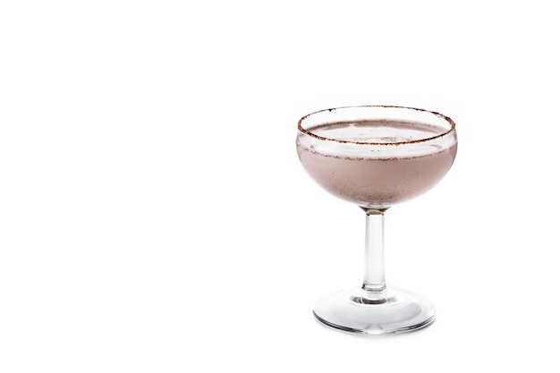 Cocktail di Brandy Alexander isolato su sfondo bianco Spazio di copia