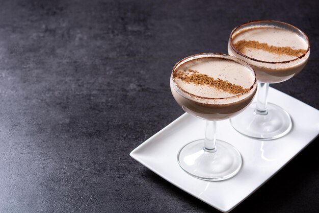 Cocktail di brandy Alexander su sfondo nero