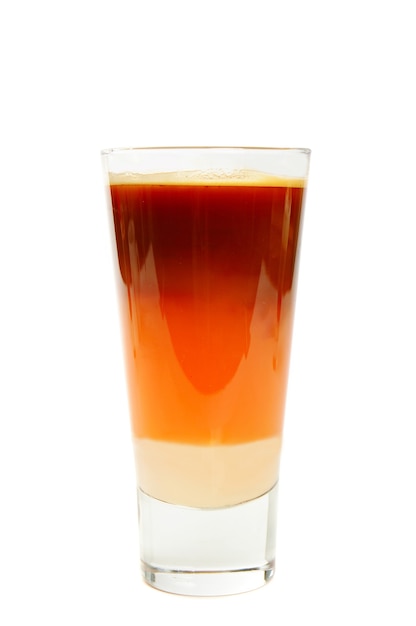 Cocktail di caffè con succo d'arancia isolato su bianco