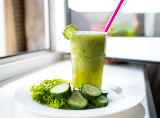 cocktail di cetriolo verde con menta fresca e lime