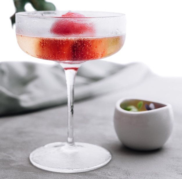 Cocktail di champagne frizzante con sorbetto alla fragola