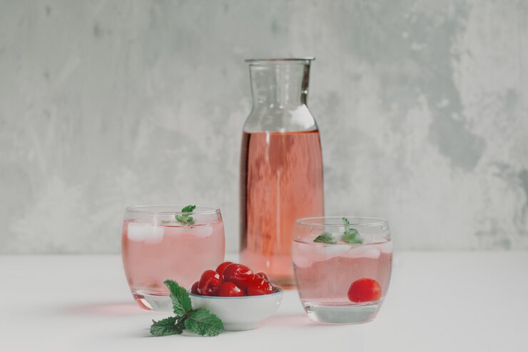 Cocktail di ciliegie con foglie di menta