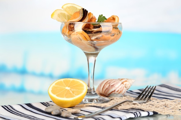 Cocktail di cozze in vaso su sfondo naturale blu