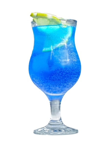 Cocktail di curacao blu rinfrescante e rinfrescante in un bicchiere alto con fette d'arancia